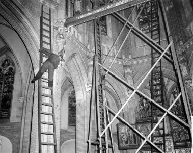 St Lambertuskerk onder roetlaag bedekt te Eindhoven, werkzaamheden in kerk, Bestanddeelnr 915-9319