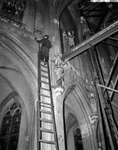 St Lambertuskerk onder roetlaag bedekt te Eindhoven, werkzaamheden in kerk, Bestanddeelnr 915-9318