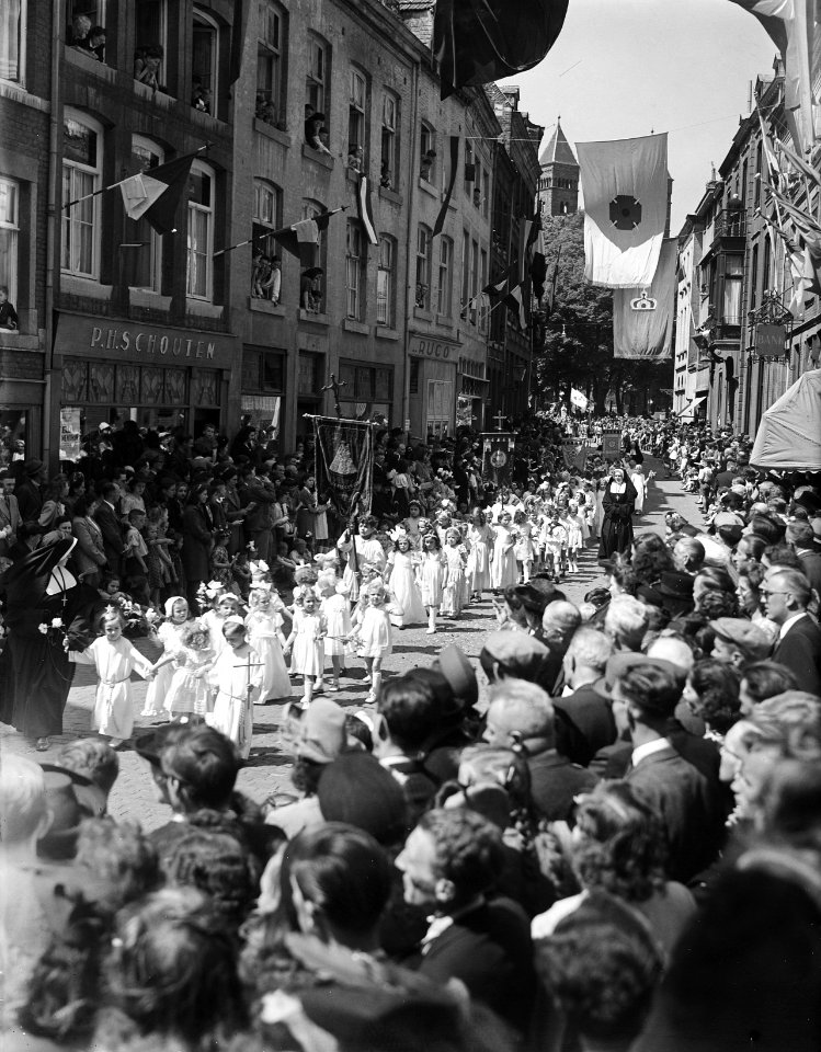 St. Servaasprocessie te Maastricht. Door de Bredestraat, Bestanddeelnr 902-7485