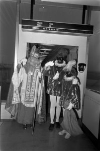 St. Nicolaas en Zwarte Piet voor ze het vliegtuig in gaan, Bestanddeelnr 921-9167