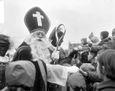 St. Nicolaas tijdens het handen schudden met de kinderen, Bestanddeelnr 918-4599