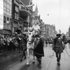 St. Nicolaas in de hoofdstad, de Sint op zijn schimmel op het Damrak, Bestanddeelnr 917-1283