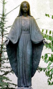 St. Richard (Berlin-Neukölln) Marienstatue im Garten