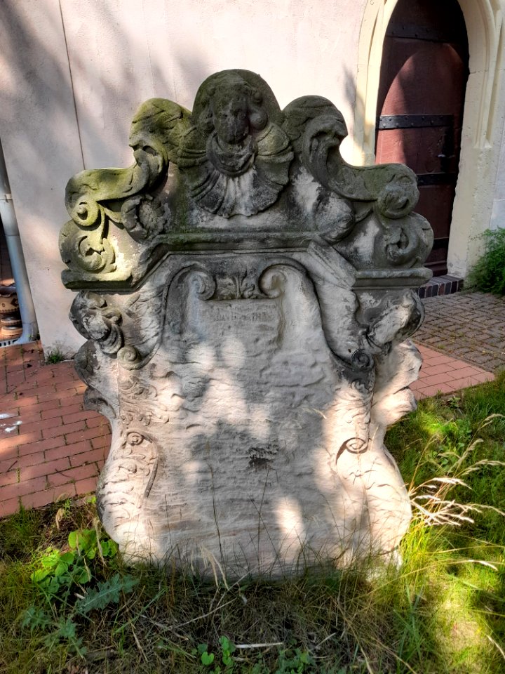 St. Michael Brachwitz Kirchhof 02
