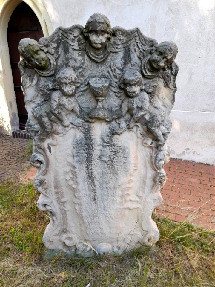 St. Michael Brachwitz Kirchhof 01