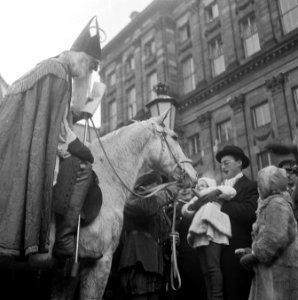 St. Nicolaas op de Dam. Prinses Margriet geeft paard een wortel, Bestanddeelnr 902-4829