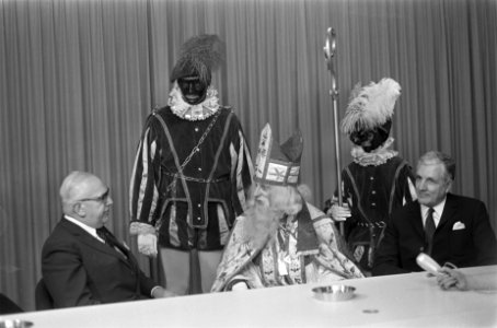 St. Nicolaas en Zwarte Piet geven bloed voor Rode Kruis in de perskamer van Schi, Bestanddeelnr 921-9166