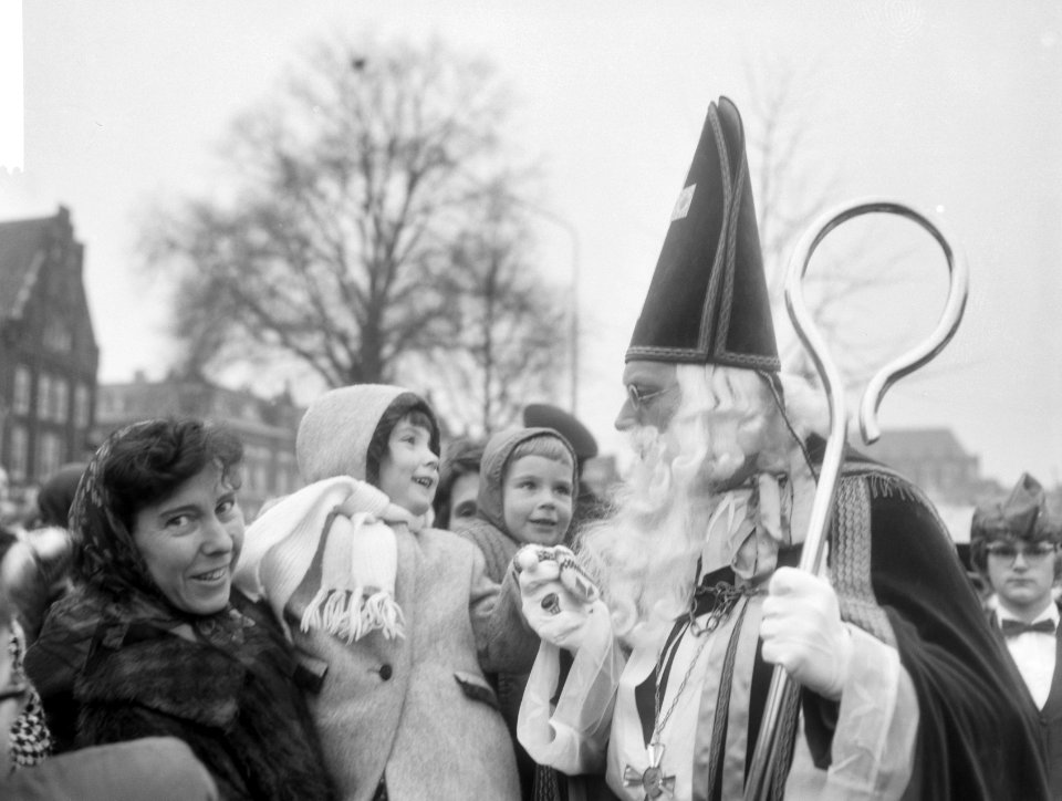 St. Nicolaas tijdens het handen schudden met de kinderen, Bestanddeelnr 918-4598