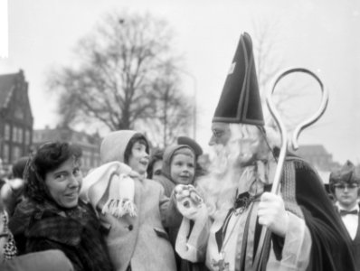 St. Nicolaas tijdens het handen schudden met de kinderen, Bestanddeelnr 918-4598