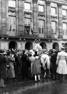 St. Nicolaas op de tram. Koninklijke Familie op balkon, Bestanddeelnr 902-4834