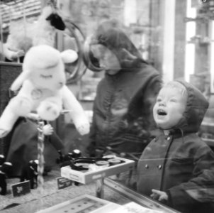 St. Nicolaastijd , kinderen voor etalage kijkend naar lammetje, Bestanddeelnr 917-1725