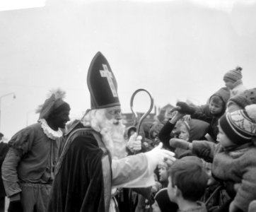 St. Nicolaas tijdens het handen schudden met de kinderen, Bestanddeelnr 918-4596