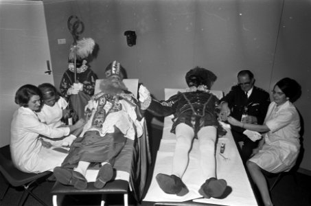 St. Nicolaas en Zwarte Piet geven bloed voor Rode Kruis in de perskamer van Schi, Bestanddeelnr 921-9162