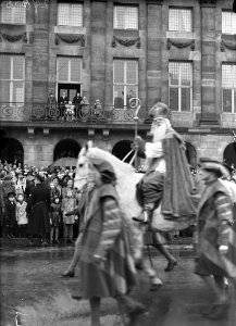 St. Nicolaas op de Dam. Koninklijke Familie op balkon, Bestanddeelnr 902-4826