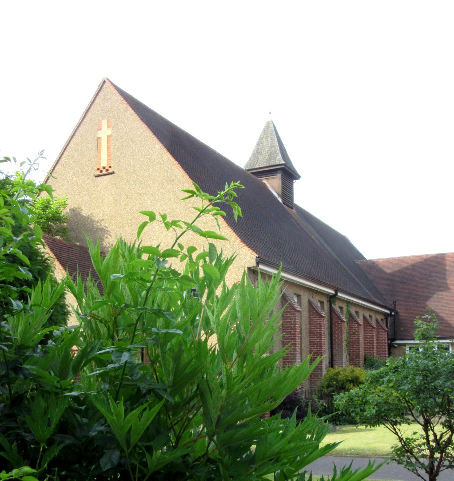 St Andrew's United Reformed Church, Hersham Road, Walton-on-Thames (June 2015) (2)