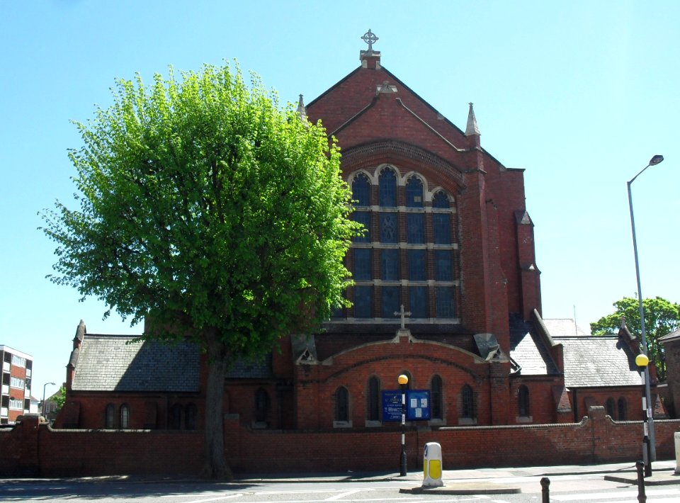 St Andrew's Church, Seaside, Eastbourne (May 2010) (2)