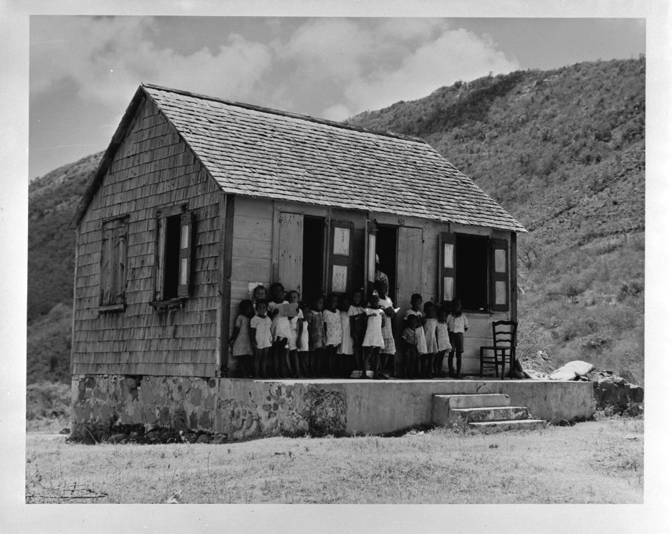 St. Maarten. Schoolkinderen bij dorpsschooltje, Bestanddeelnr 935-1275