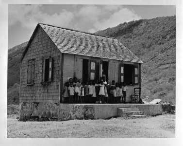 St. Maarten. Schoolkinderen bij dorpsschooltje, Bestanddeelnr 935-1275