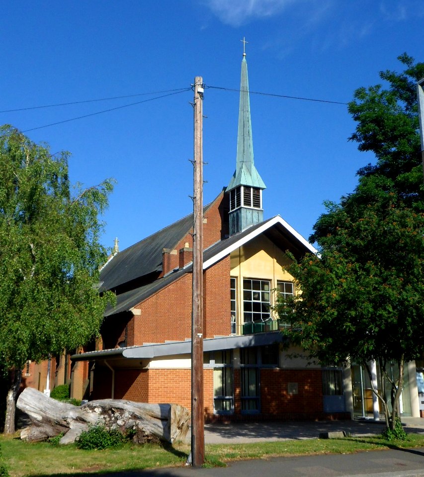 St Barnabas' Church, Temple Road, Epsom (August 2013) (1)