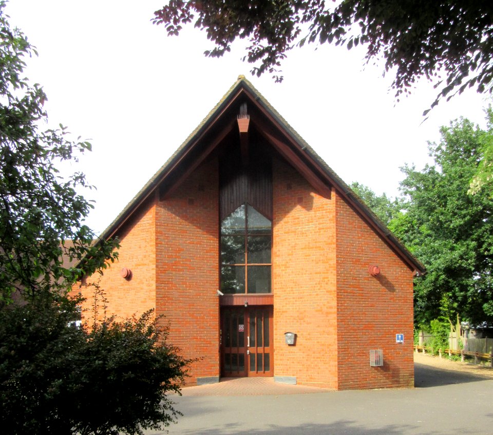 St Andrew's United Reformed Church, Hersham Road, Walton-on-Thames (June 2015) (1)
