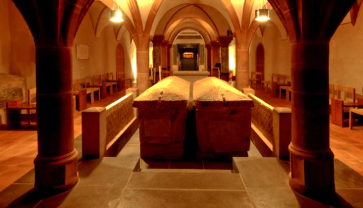 St.Matthias Trier Sarkophage in der Krypta