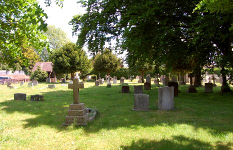 St Andrew's Church, High Street, Hamble-le-Rice (May 2019) (Churchyard) (1)