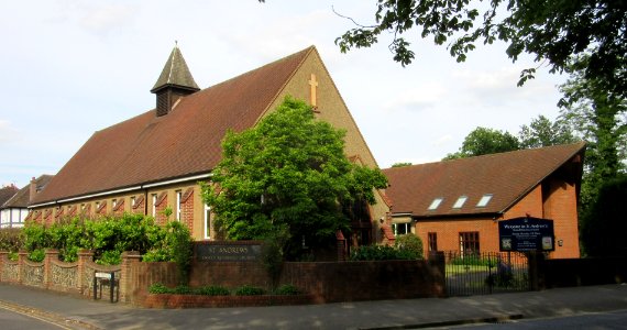 St Andrew's United Reformed Church, Hersham Road, Walton-on-Thames (June 2015) (5)