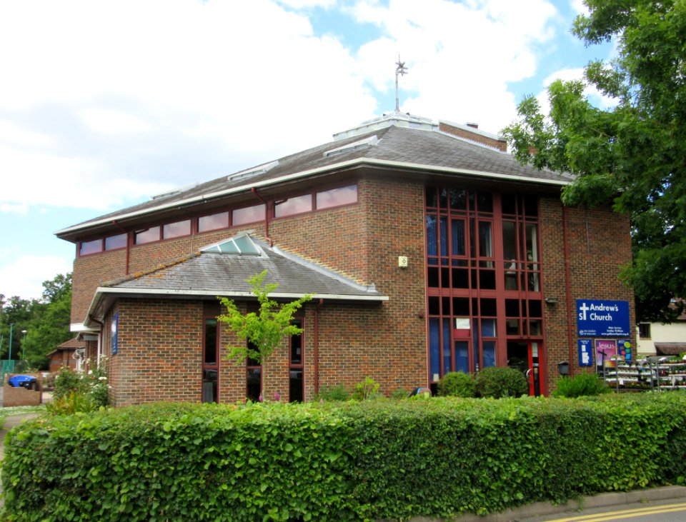 St Andrew's Church, Goldsworth Park, Woking (June 2015) (3)