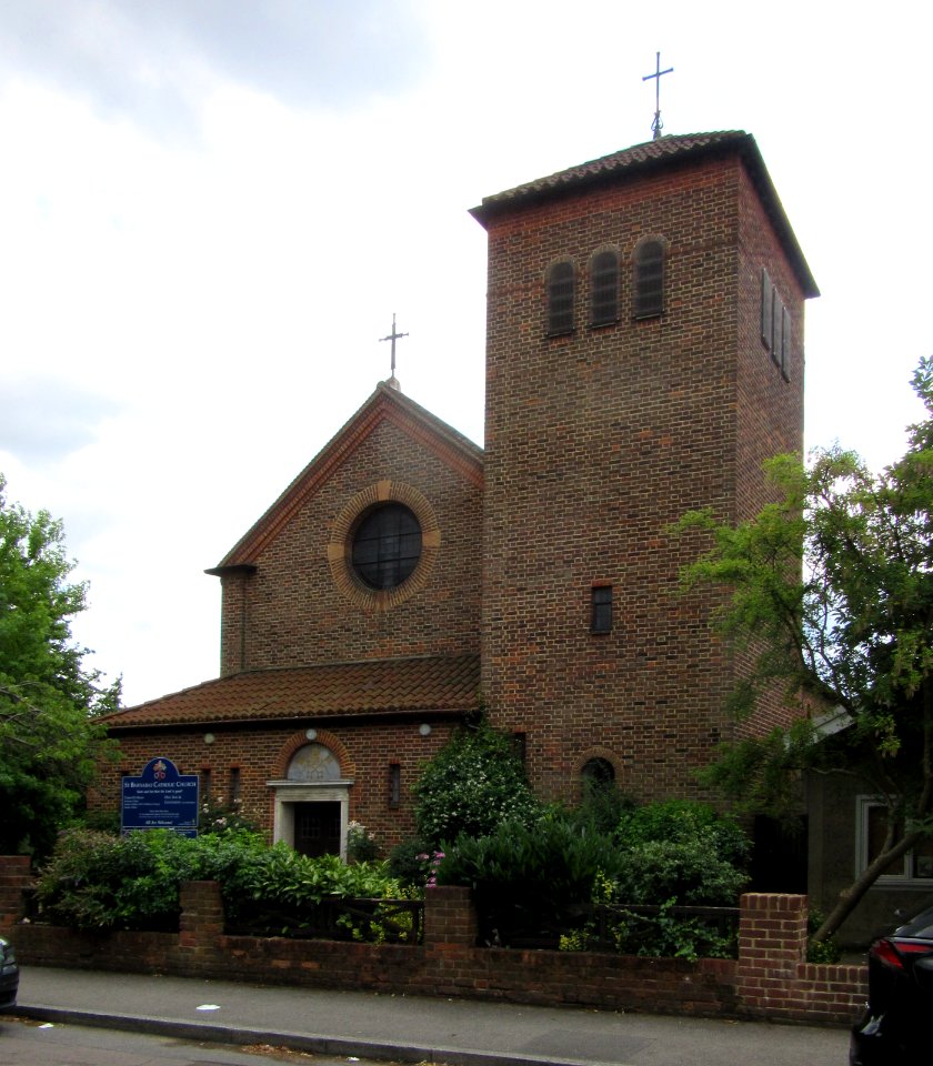 St Barnabas Church, Vine Road, East Molesey (July 2015) (2)