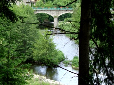 St.Martin-de-Valamas (Ardèche) l'Eysse (à gauche) affluent dans l'Eyrieux (avec pont)