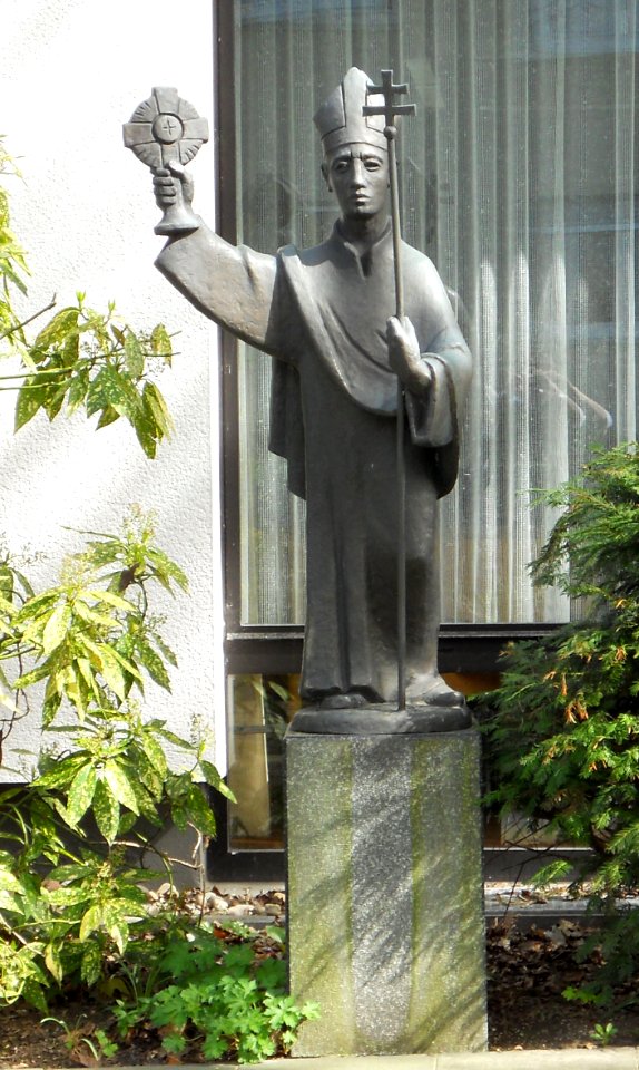 St. Norbert vor dem Gemeinde haus