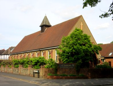 St Andrew's United Reformed Church, Hersham Road, Walton-on-Thames (June 2015) (3)