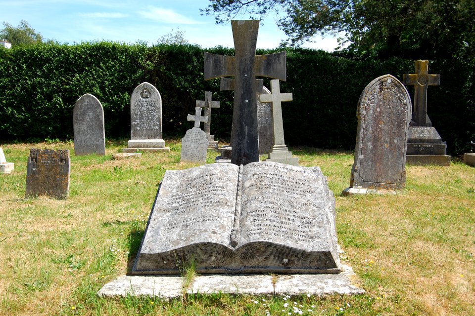 St Andrew's Church, High Street, Hamble-le-Rice (May 2019) (Churchyard) (4)