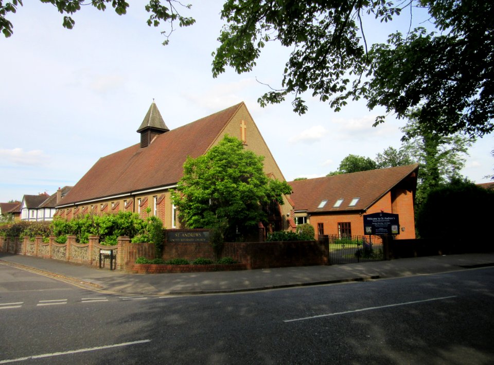 St Andrew's United Reformed Church, Hersham Road, Walton-on-Thames (June 2015) (4)