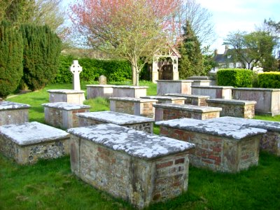 St Andrew, Bishopstone, churchyard