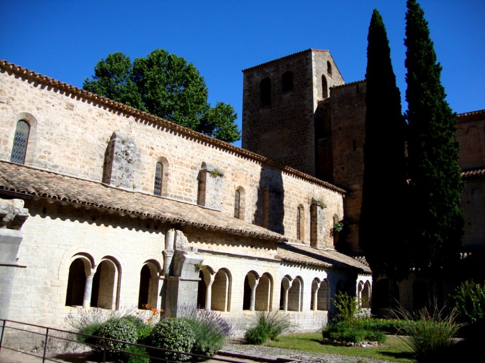 St.Guilhem-le-Désert cloitre extérieur