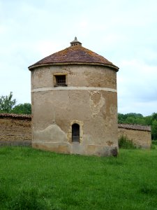 St.Denis-de Cabanne (Loire, Fr) pigeonnier du château de Gatellier photo