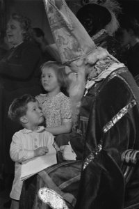 St.Nicolaas bezoekt Nederlandse kinderen in Engeland, Bestanddeelnr 935-2198