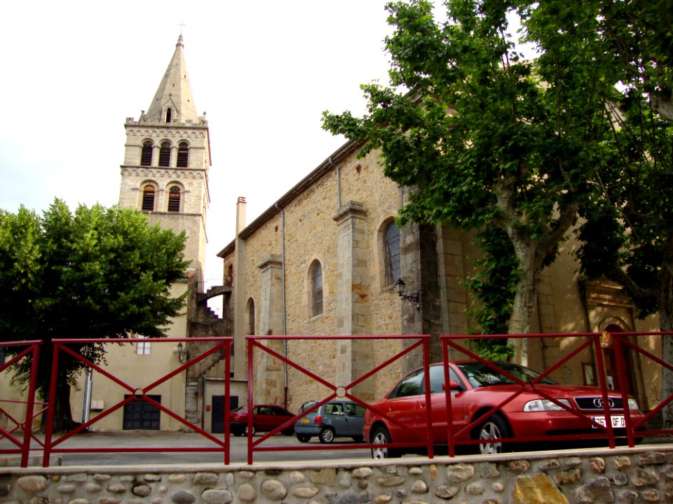 St.Etienne-de-Fontbellon (Ardèche, Fr) église, façade et nef