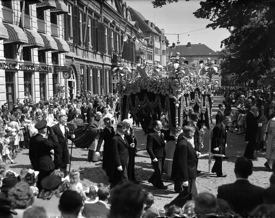 St Servaasprocessie te Maastricht op het Vrijthof, Bestanddeelnr 902-7482