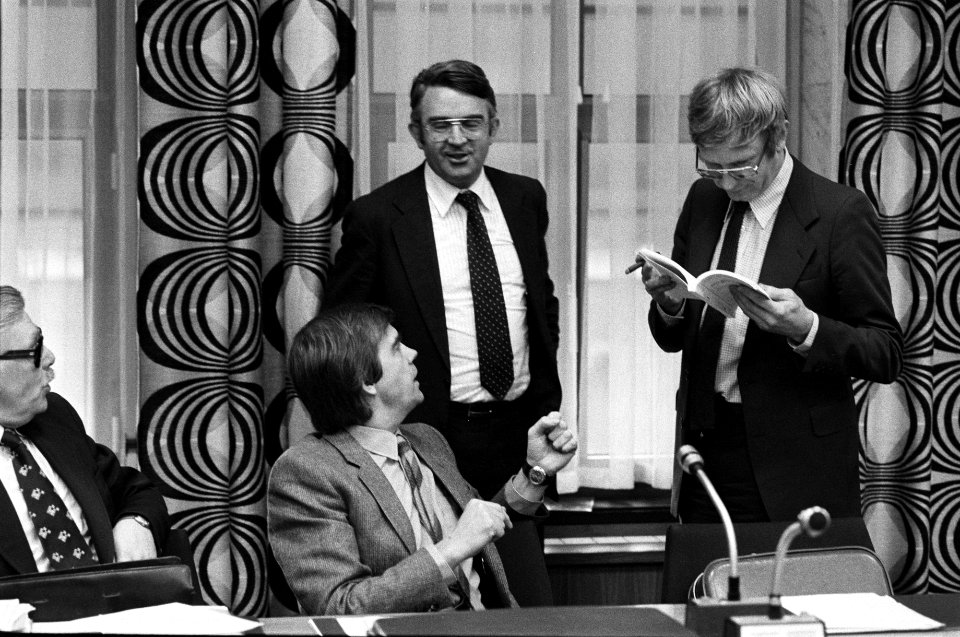 Staand Jan Nico Scholten (CDA,l) Bram Stemerdink (PvdA), zittend Ton Frinking (…, Bestanddeelnr 930-5710