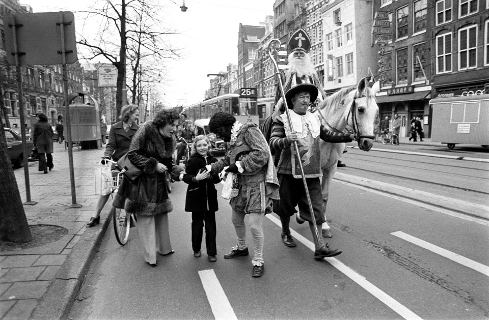 St Nicolaas in Amsterdam St Nicolaas te paard met Zwarte Pieten in de stad, Bestanddeelnr 927-6257