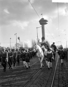 St Nicolaas arriveert te Rotterdam, St Nicolaas op zijn paard rijdt Rotterdam , Bestanddeelnr 911-7774