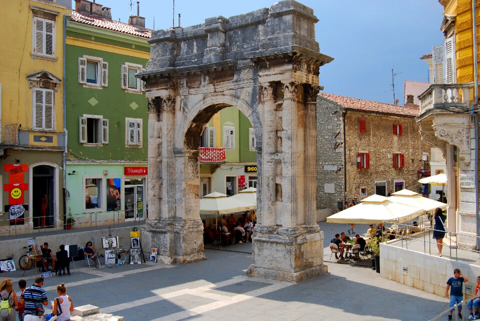 People arch sergius pula