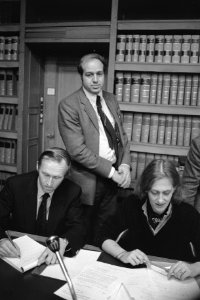 Staand CENAV-direkteur Vermeulen, zittend staatssecretarissen Wim Dik (D66, Econ, Bestanddeelnr 931-7997