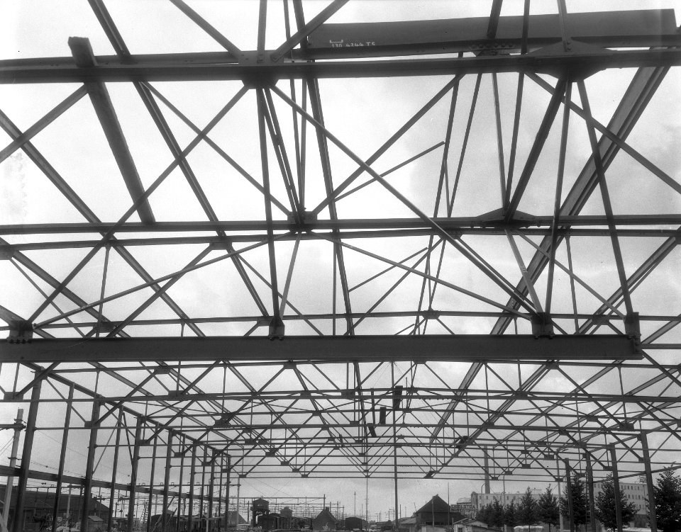 Staalconstructies aanbouw hal station Leeuwarden, uitvoerders Fa. Kloos Kinderdi, Bestanddeelnr 906-6566