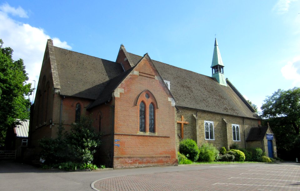 St Paul's Church, Oriental Road, Maybury, Woking (June 2015) (2)