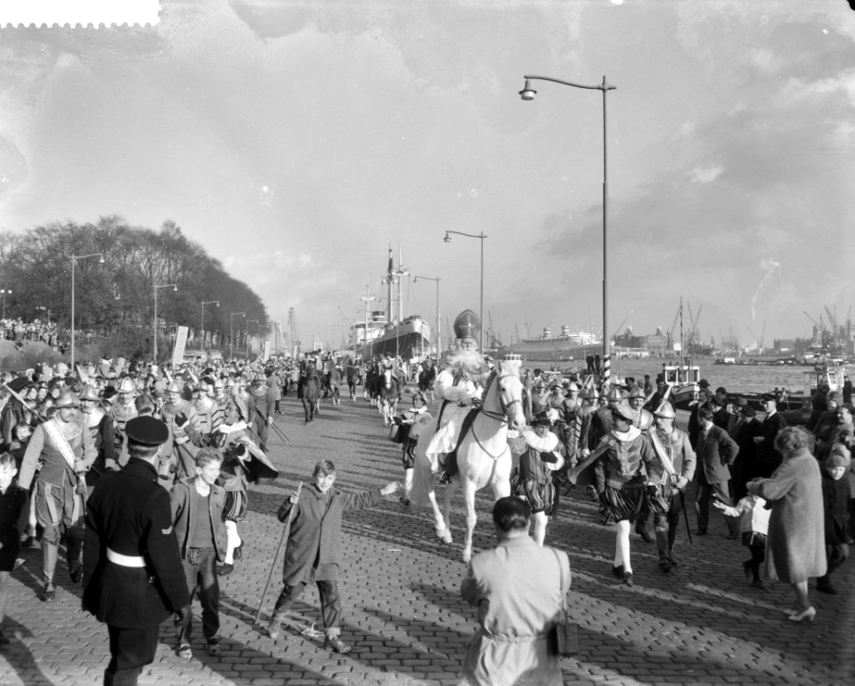 St Nicolaas arriveert in Rotterdam, Bestanddeelnr 911-7786