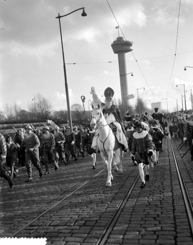 St Nicolaas arriveert in Rotterdam, Bestanddeelnr 911-7784