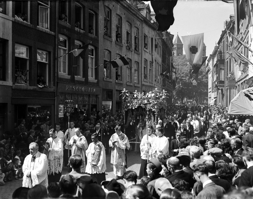 St Servaasprocessie te Maastricht Door de Bredestraat, Bestanddeelnr 902-7486